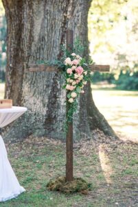 Floral arrangement on a wooden cross